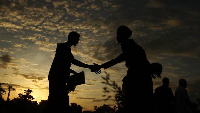 Umat Islam menunggu dimulainya Shalat Idul Fitri 1447 H di Gumuk Pasir, Parangkusumo, Bantul, D.I Yogyakarta, Jumat (20/3/2026). Sebagian umat Islam di Indonesia khususnya warga Muhammadiyah melaksanakan Shalat Idul Fitri 1447 H pada Jumat (20/3/2026). ANTARA FOTO/Sigid Kurniawan/foc.