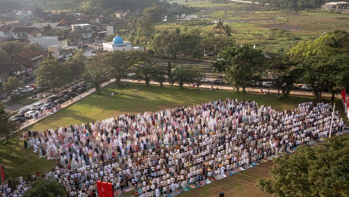 Umat Islam menunggu dimulainya Shalat Idul Fitri 1447 H di Gumuk Pasir, Parangkusumo, Bantul, D.I Yogyakarta, Jumat (20/3/2026). Sebagian umat Islam di Indonesia khususnya warga Muhammadiyah melaksanakan Shalat Idul Fitri 1447 H pada Jumat (20/3/2026). ANTARA FOTO/Sigid Kurniawan/foc.