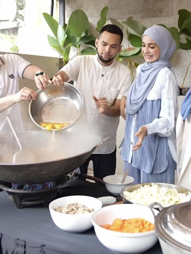 Seru! Shireen Sungkar Masak Bareng Keluarga untuk Bagikan Makanan Gratis