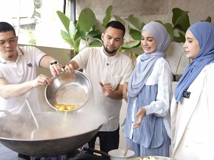 Seru! Shireen Sungkar Masak Bareng Keluarga untuk Bagikan Makanan Gratis