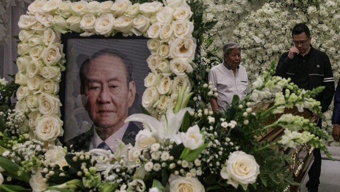Keluarga dan kerabat berdoa saat menghadiri persemayaman pengusaha Michael Bambang Hartono di Grand Heaven, Jakarta, Jumat (20/3/2026). Pemilik Grup Djarum tersebut meninggal dunia pada usia 86 tahun karena sakit dan jenazah akan dimakamkan di kompleks makam keluarga di Rembang, Jawa Tengah. ANTARA FOTO/Darryl Ramadhan/agr