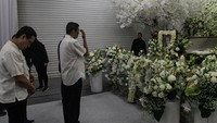 Keluarga dan kerabat berdoa saat persemayaman Michael Bambang Hartono di Grand Heaven, Jakarta, Jumat (20/3/2026). Foto: ANTARA FOTO/Darryl Ramadhan