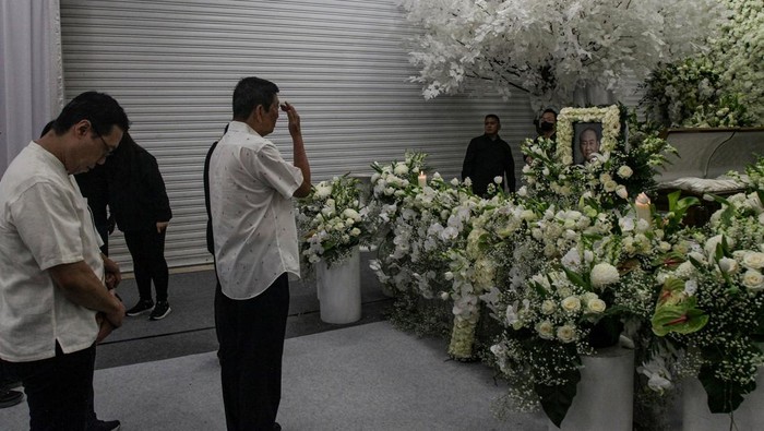 Keluarga dan kerabat berdoa saat menghadiri persemayaman pengusaha Michael Bambang Hartono di Grand Heaven, Jakarta, Jumat (20/3/2026). Pemilik Grup Djarum tersebut meninggal dunia pada usia 86 tahun karena sakit dan jenazah akan dimakamkan di kompleks makam keluarga di Rembang, Jawa Tengah. ANTARA FOTO/Darryl Ramadhan/agr