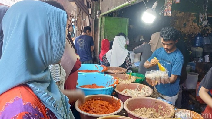 Suasana lapak bumbu jadi di Pasar Sukaramai, Kota Medan, yang ramai didatangi pembeli, Jumat (20/3/2026). (Juita Sinuhaji/detikSumut)