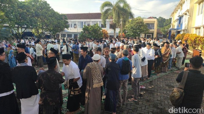 Suasana Salat Id Jemaah Muhammadiyah di Lapangan STIKES Muhammadiyah Ciamis.