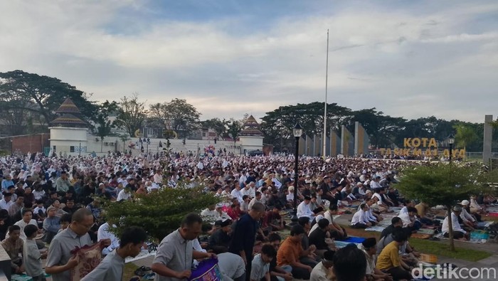 Suasana salat Id warga Muhammadiyah di Alun-alun Dadaha Tasikmalaya.