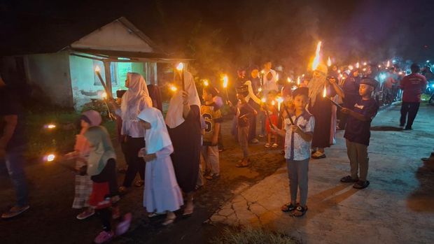 Takbir kelilng di Nganjuk diwarnai pawai obor hingga atraksi sembur api Takbir kelilng di Nganjuk diwarnai pawai obor hingga atraksi sembur api