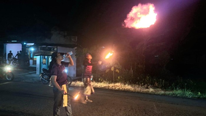 Takbir kelilng di Nganjuk diwarnai pawai obor hingga atraksi sembur api