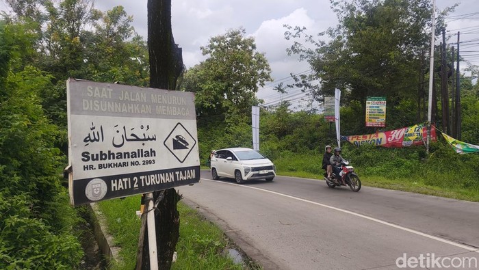 Tanjakan Sigar Bencah Semarang yang dilengkapi rambu Selawat.