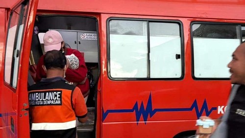 Tim Pusdalops BPBD Denpasar mengantar pasien emergency berusia 10 bulan saat Nyepi, Kamis (19/3/2026). (Dok. Pusdalops BPBD Denpasar)
