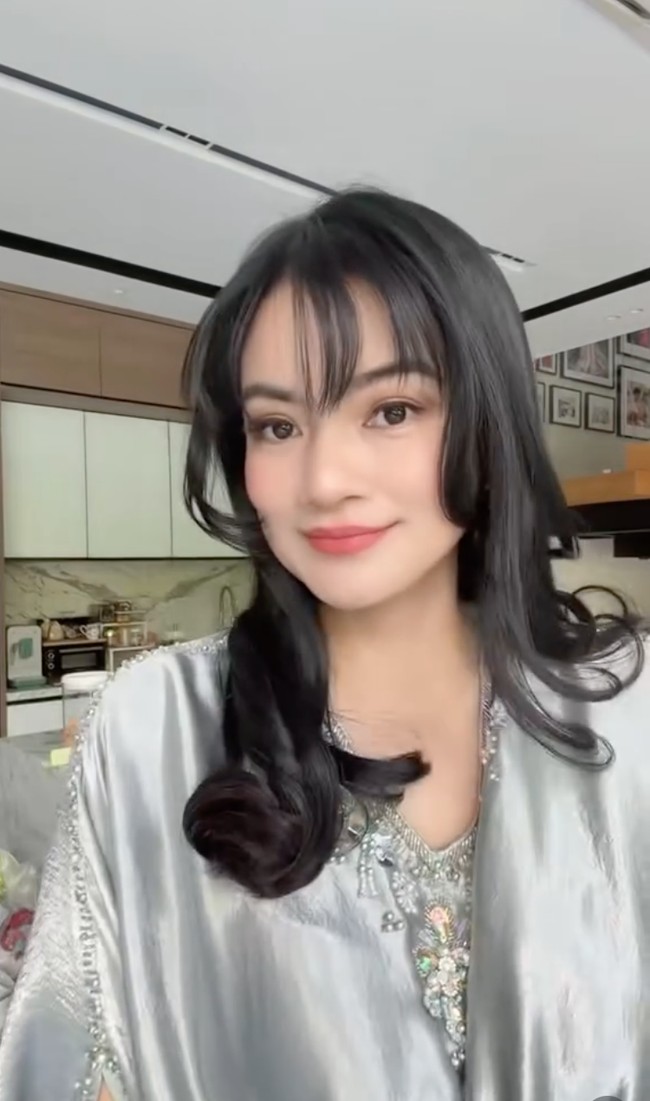 Titi Kamal terlihat mengubah penampilannya. Biasa tampil tanpa poni, kini istri Christian Sugiono itu tampil lebih fresh dengan poni depan. Foto: Instagram/@titi_kamall