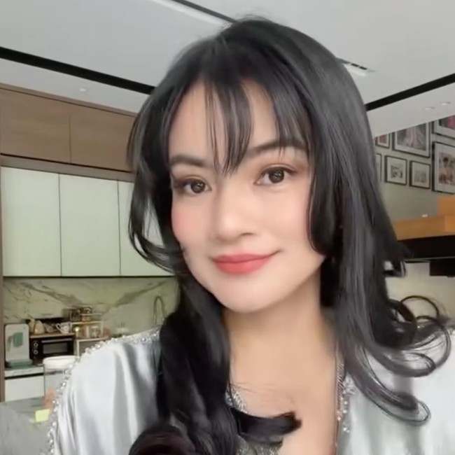 Potret Titi Kamal Tampil Beda Dengan Rambut Berponi, Dipuji Makin Awet Muda