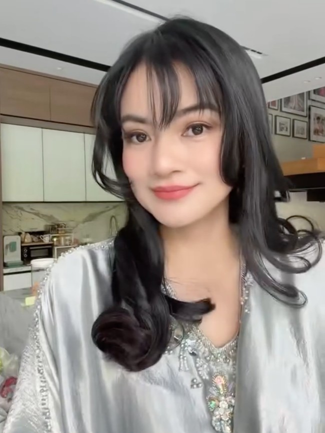 Potret Titi Kamal Tampil Beda Dengan Rambut Berponi, Dipuji Makin Awet Muda