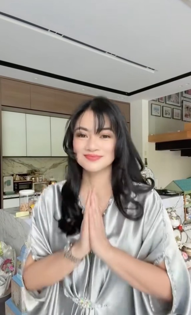 Dalam salah satu unggahan videonya terlihat Titi dengan rambut panjang curly lengkap dengan poni. Di keterangan unggahan, ia mengatakan, poninya jaga jarak. Foto: Instagram/@titi_kamall