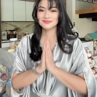 Dalam salah satu unggahan videonya terlihat Titi dengan rambut panjang curly lengkap dengan poni. Di keterangan unggahan, ia mengatakan, poninya jaga jarak. Foto: Instagram/@titi_kamall