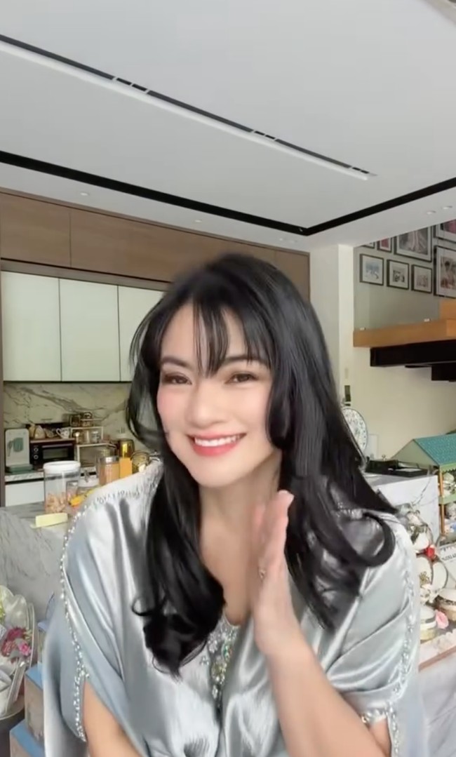 Penampilan baru Titi itu langsung mendapat beragam komentar. Banyak yang menyebutnya jadi terlihat semakin awet muda. Imuuuutttttt syekaliiii Yayang Nya Bang B……. tulis salah satu komentar. Cantik banget makin muda loh ini, komentar lain. Foto: Instagram/@titi_kamall