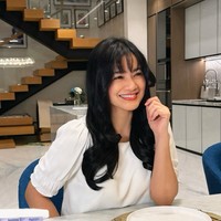 Titi Kamal memang dikenal sebagai salah satu artis yang memiliki wajah awet muda. Lahir pada 7 Desember 1981, siapa sangka kini usianya sudah 44 tahun. Foto: Instagram/@titi_kamall