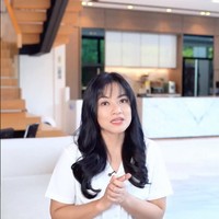 Tak hanya memiliki wajah awet muda, tubuh Titi hingga kini juga terlihat masih ideal meski sudah memiliki 2 orang anak laki-laki. Foto: Instagram/@titi_kamall