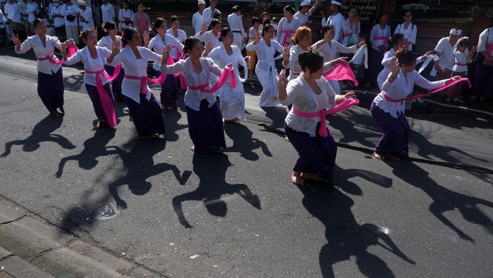 Sejumlah umat Hindu saling tarik-menarik tumbuhan bun kalot saat tradisi Mbed-Mbedan di Desa Adat Semate, Badung, Bali, Jumat (20/3/2026). Tradisi tahunan yang mirip olahraga tarik tambang tersebut digelar setiap setahun sekali tepatnya pada hari Ngembak Geni atau sehari setelah Hari Raya Nyepi Tahun Baru Saka 1948 dengan diikuti puluhan warga untuk memohon keharmonisan dan mempererat rasa kebersamaan serta menjaga warisan budaya leluhur. ANTARA FOTO/Nyoman Hendra Wibowo/foc.