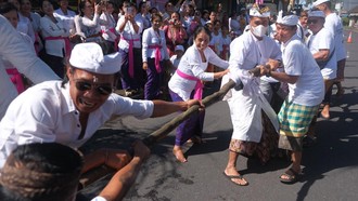 Tradisi Mbed-Mbedan Usai Nyepi