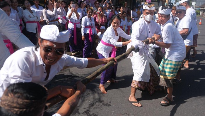Sejumlah umat Hindu saling tarik-menarik tumbuhan bun kalot saat tradisi Mbed-Mbedan di Desa Adat Semate, Badung, Bali, Jumat (20/3/2026). Tradisi tahunan yang mirip olahraga tarik tambang tersebut digelar setiap setahun sekali tepatnya pada hari Ngembak Geni atau sehari setelah Hari Raya Nyepi Tahun Baru Saka 1948 dengan diikuti puluhan warga untuk memohon keharmonisan dan mempererat rasa kebersamaan serta menjaga warisan budaya leluhur. ANTARA FOTO/Nyoman Hendra Wibowo/foc.