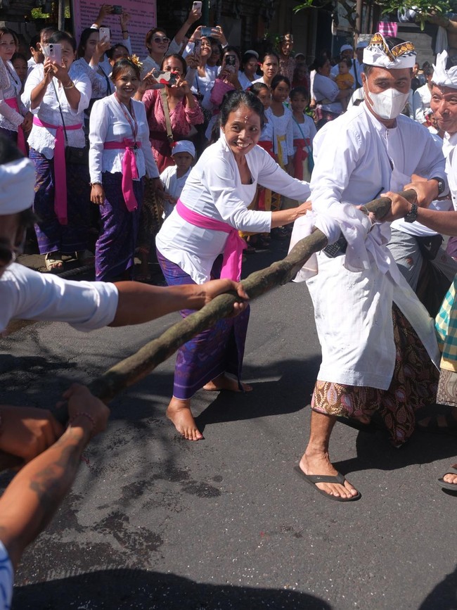 Tradisi Mbed-Mbedan Usai Nyepi