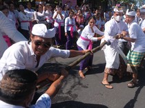 Tradisi Mbed-Mbedan Usai Nyepi