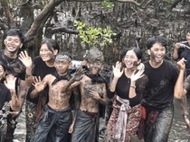 Mebuung-buugan, Tradisi Penyucian Diri Pakai Lumpur di Desa Adat Kedonganan