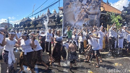 Tradisi Siat Yeh sehari setelah Hari Raya Nyepi di Banjar Teba, Jimbaran, Badung, Bali, Jumat (20/3/2026). (Foto: Fabiola Dianira/detikBali)
