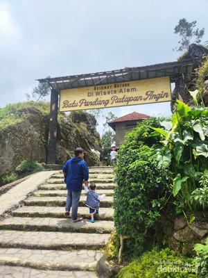Wisata Lebaran ke Batu Pandang Ratapan Angin di Dieng