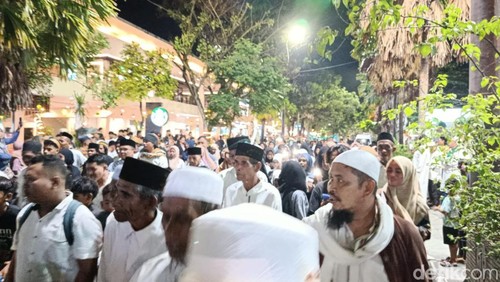 Umat Islam di Labuan Bajo, Manggarai Barat, Nusa Tenggara Timur (NTT), melaksanakan pawai malam takbiran Idul Fitri 1 Syawal 1447 Hijriah, Jumat (20/3/2026).