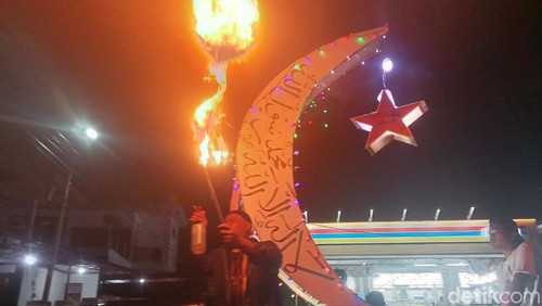 Umat Islam Kabupaten Flores Timur menggelar pawai Obor, Jumat (20/3/2026).