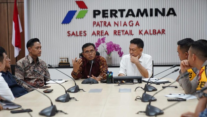 Wali Kota Pontianak Edi Rusdi Kamtono rapat koordinasi dengan Pertamina membahas masalah antrean panjang BBM di SPBU. (dok Prokopim Pontianak)