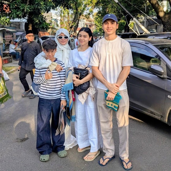 Wanda Hamidah Salat Id Bareng 3 Anak, Rindukan Kehadiran Alfath Hakim