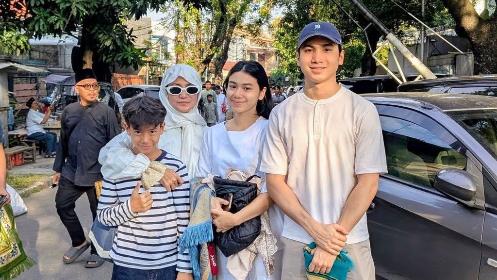 Wanda Hamidah Salat Id Bareng 3 Anak, Rindukan Kehadiran Alfath Hakim