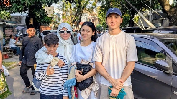 Wanda Hamidah Salat Id Bareng 3 Anak, Rindukan Kehadiran Alfath Hakim
