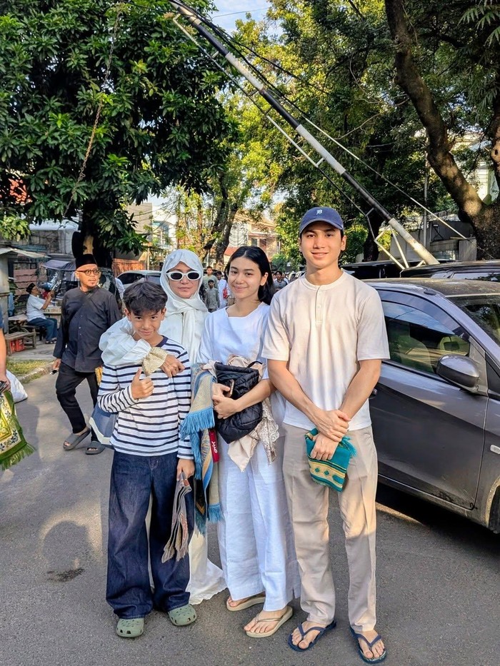 Wanda Hamidah salat Id, Jumat (20/3/2026).