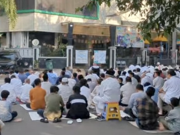 Wanda Hamidah salat Id, Jumat (20/3/2026).