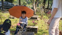 Setelah menjalankan salat Id, Wanda Hamidah mengajak ketiga anaknya ziarah kubur ke makam keluarga yang telah tiada. Foto: Instagram @wandahamidahbsa