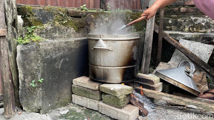 Warga Bojonegoro masak hidangan Lebaran menggunakan kayu bakar karena LPG 3 kg langka.