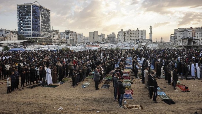 Para jemaah berkumpul untuk salat Idulfitri, menandai berakhirnya bulan suci Ramadan, di Lapangan Al-Saraya di Kota Gaza pada 20 Maret 2026.