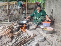 Gas 3 Kg Langka di Cianjur Selatan, Warga Terpaksa Masak Pakai Kayu Bakar