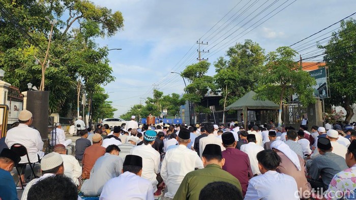 Warga Muhammadiyah di Bojonegoro salat Idul Fitri, Jumat (20/3/2026).