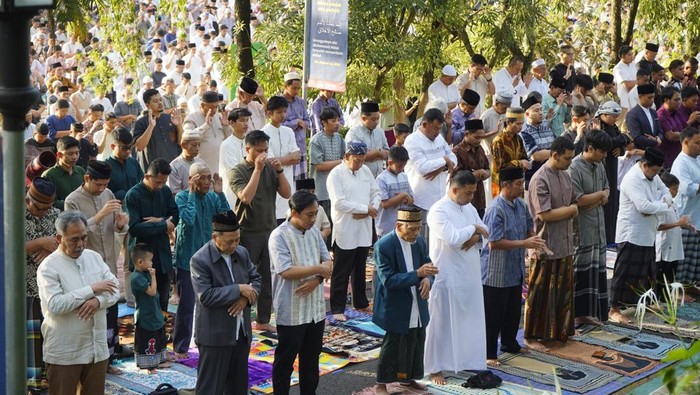 Warga Muhammadiyah Malang menggelar salat Idul Fitri di halaman Kampus UMM.