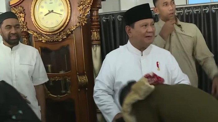 Prabowo Subianto bersalaman dengan warga Aceh Tamiang (Screenshot dari Youtube Sekretariat Presiden)