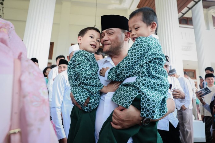 Gubernur Jawa Tengah, Ahmad Luthfi berbagi kebahagiaan bersama anak-anak panti asuhan dan komunitas disabilitas di hari pertama perayaan Idulfitri 1447 H/2026.