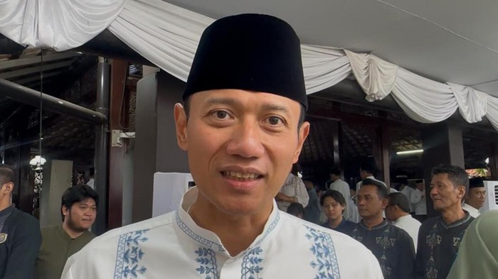 Menteri Koordinator Bidang Infrastruktur dan Pembangunan Kewilayahan, Agus Harimurti Yudhoyono (AHY), menunaikan salat Idulfitri 1447 Hijriah di Cikeas, Kabupaten Bogor, Jawa Barat, Sabtu (21/3/2026).