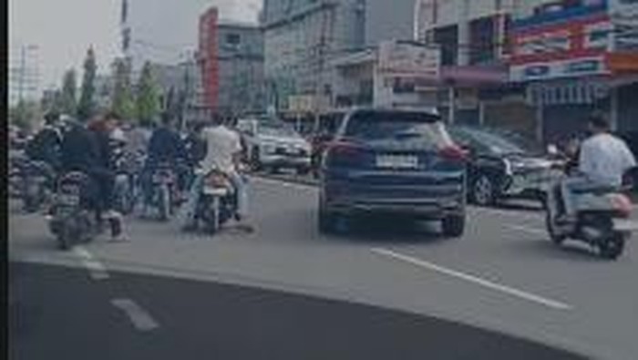 Aksi balap liar di Jl Latimojong Makassar usai pelaksanaan salat Idul Fitri 2026.