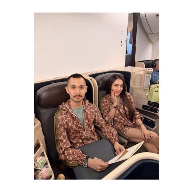 Gaya Angel Karamoy & Gusti Ega Libur Lebaran ke Paris Pakai Jaket Couple