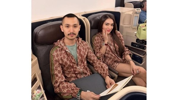Gaya Angel Karamoy & Gusti Ega Libur Lebaran ke Paris Pakai Jaket Couple